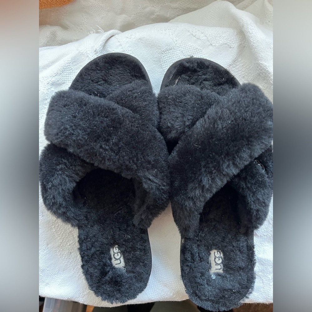 UGG Women's Black Fuzzette Criss-Cross Front Shearling Slide Sandals